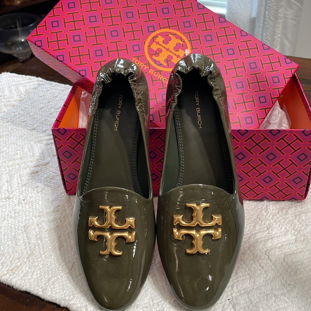 NIB Tory Burch Eleanor Loafer in Size 7, Moss Spongy color, patent leather.